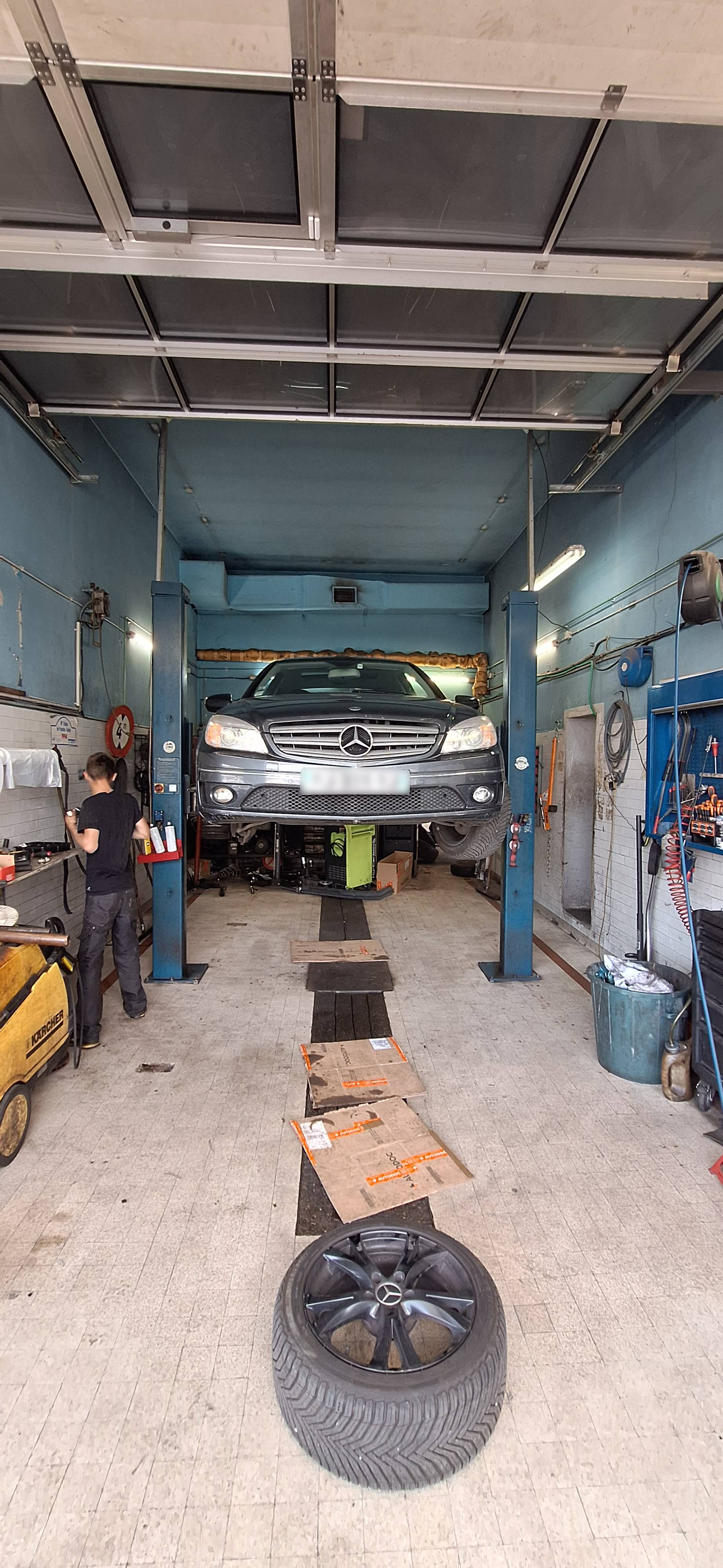 Voiture en cours de réparation