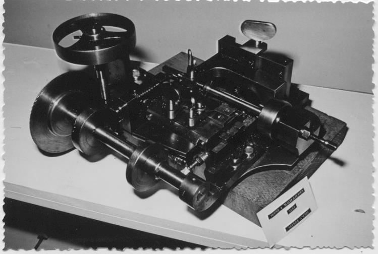 Photo noire et blanc d'une machine à fraiser les claviers